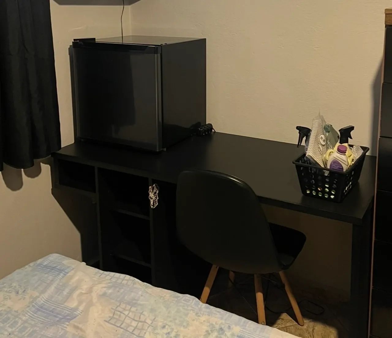 Mesa de escritório preta resistente
