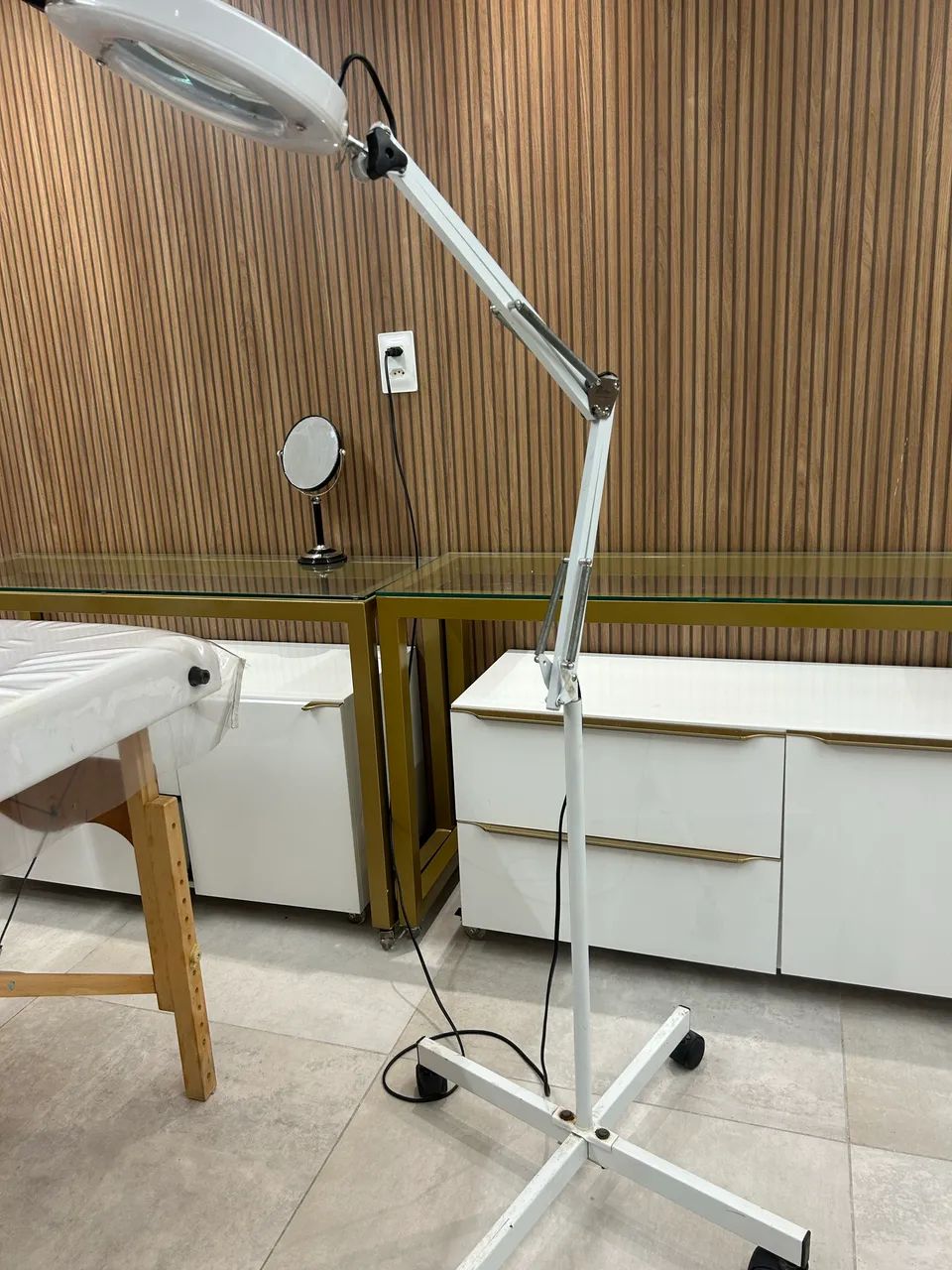 Lupa de Estética com Tripé e Luz de LED - Marca Estek (Excelente Estado) - Foto 5