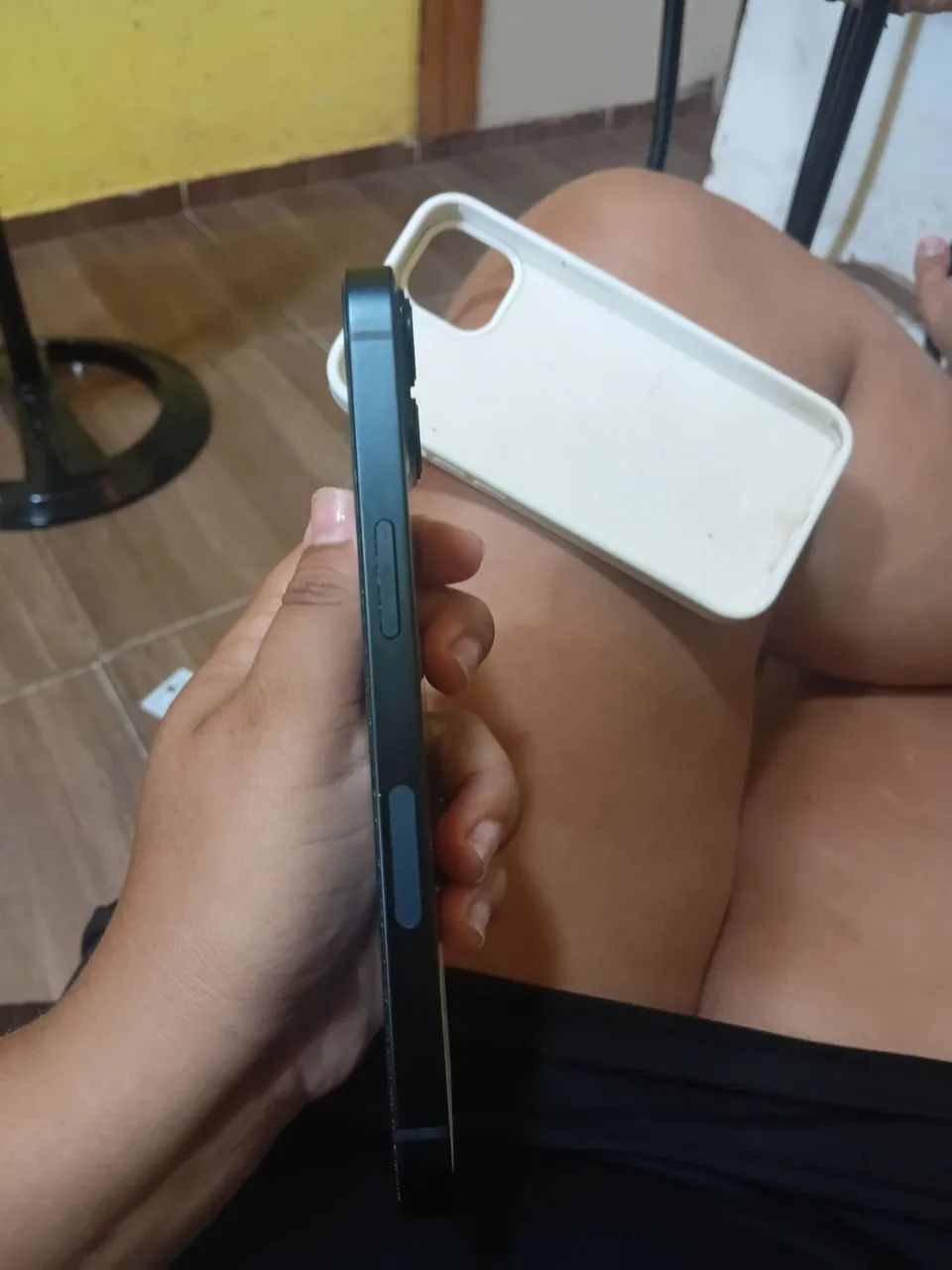 VENDO IPHONE 13, é apenas a película quebrada  - Foto 5