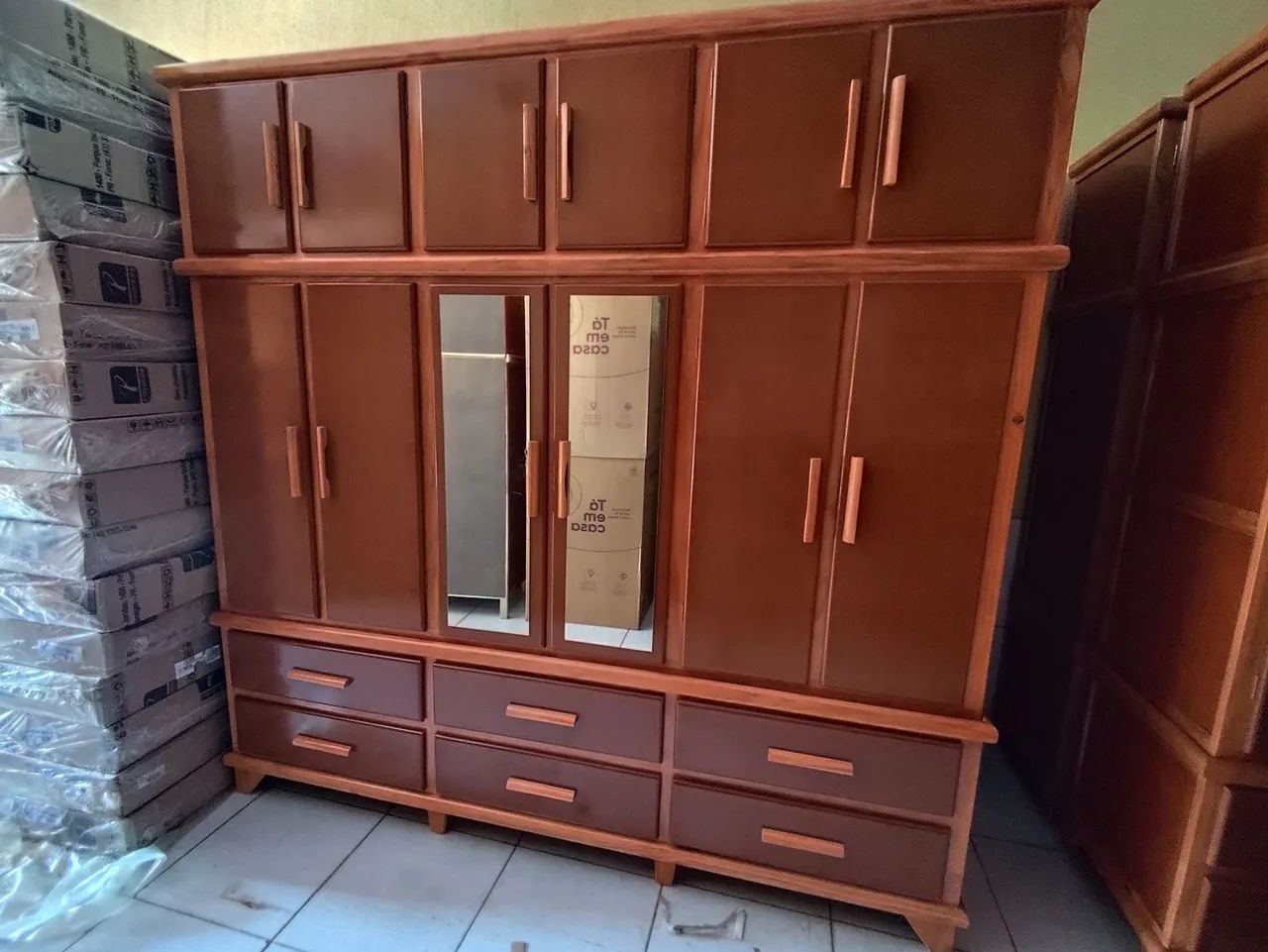 GUARDA ROUPA DE MADEIRA TRIPLEX COM 6 PORTAS NOVA - Foto 2
