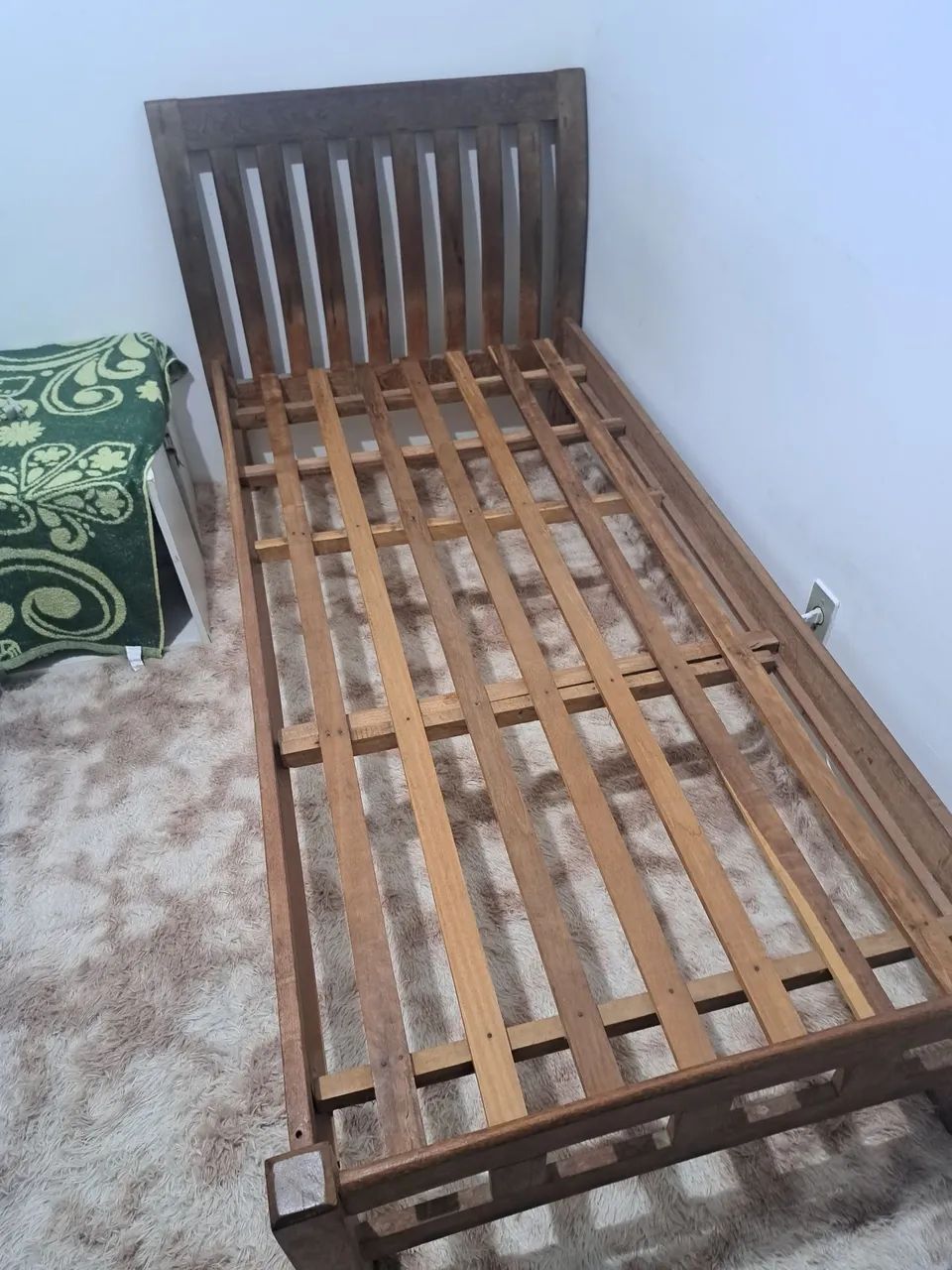 CAMA DE SOLTEIRO EM MADEIRA MACIÇA  - Foto 3
