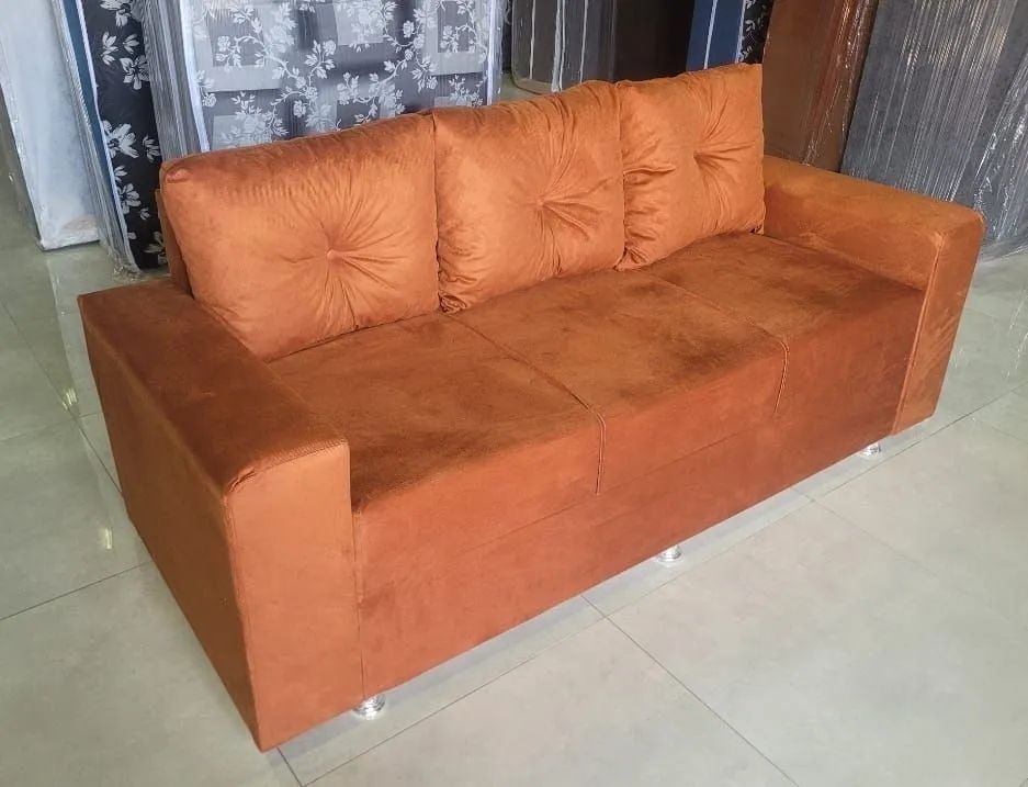 Sofá 3 lugares com puff e entrega grátis  - Foto 4