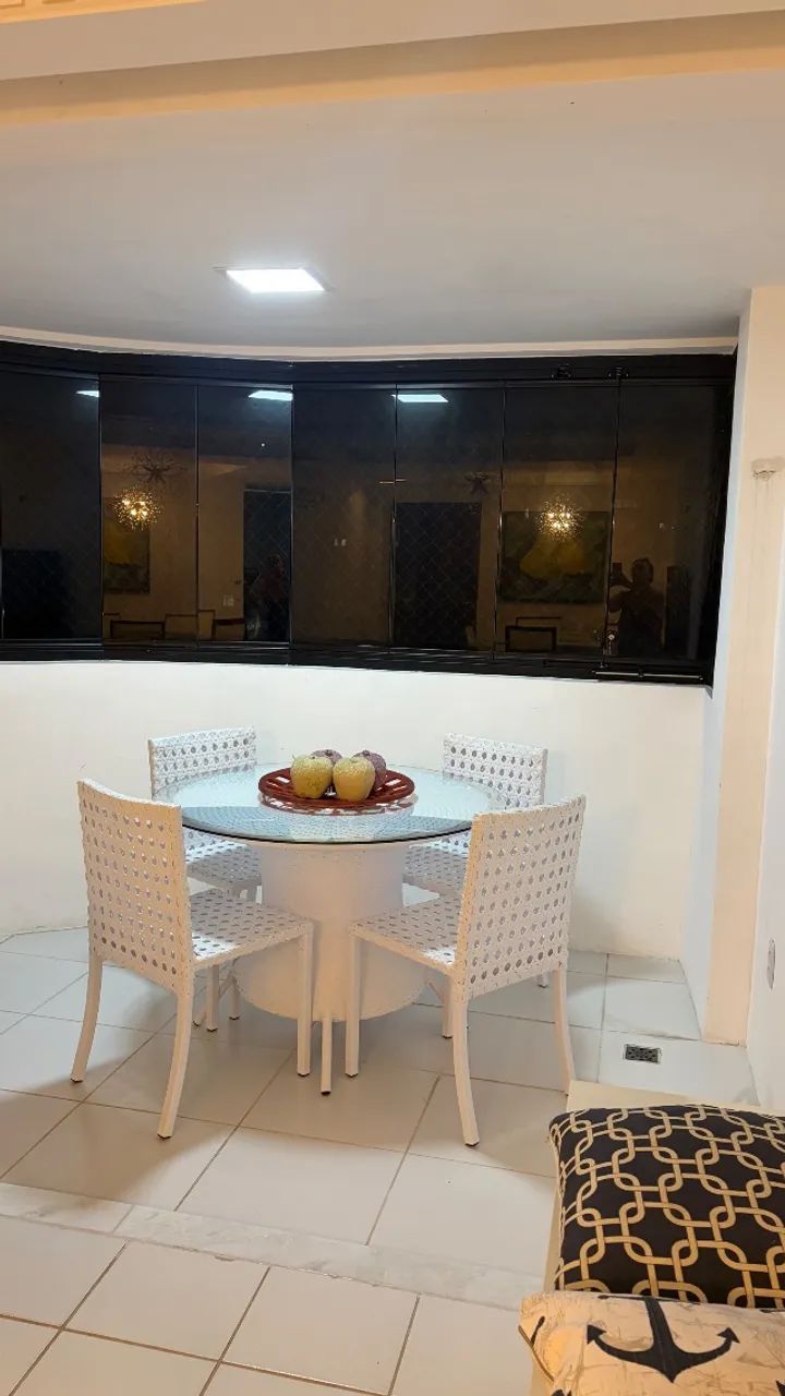 Mesa para varanda no valor de mil e duzentos reais em perfeito estado . 