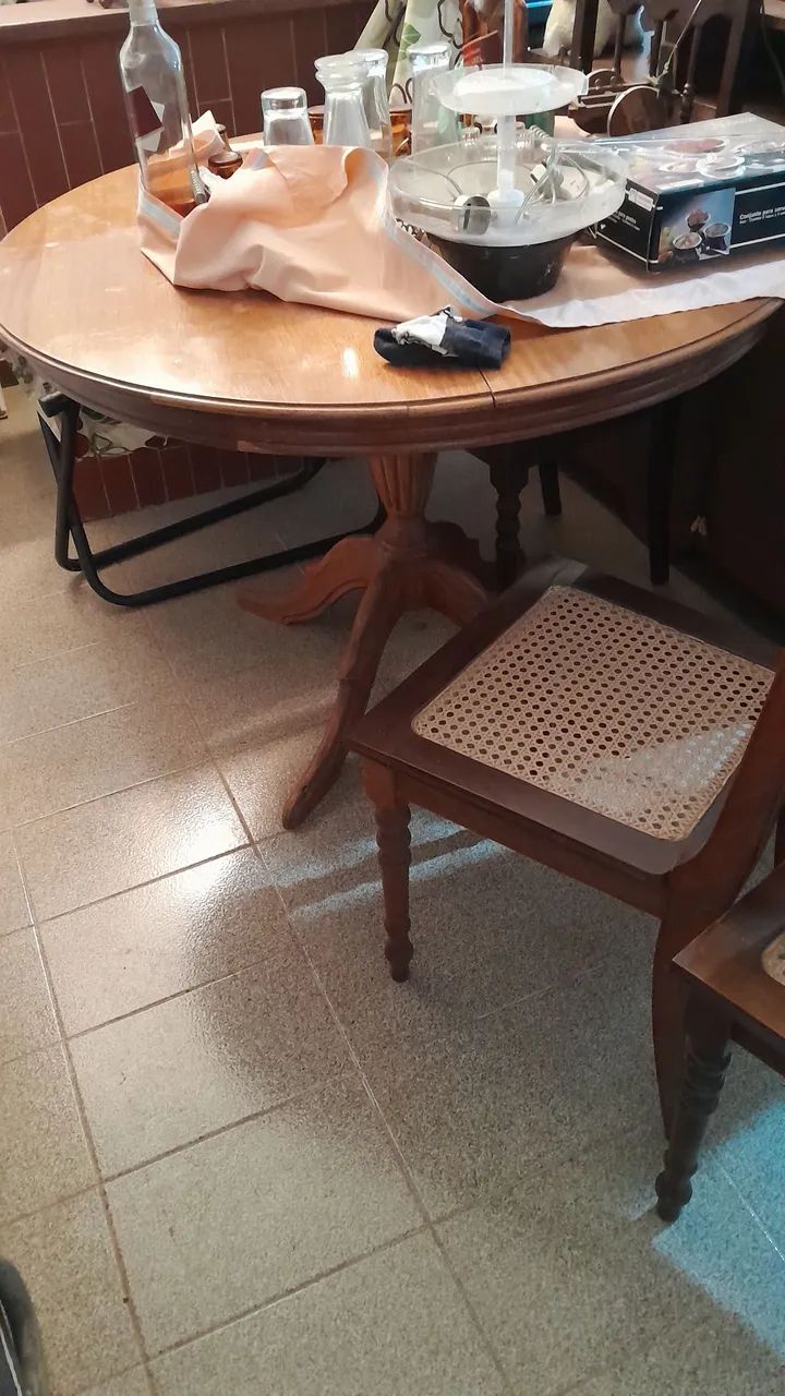 Mesa de jantar reversível c/ 4 cadeiras.