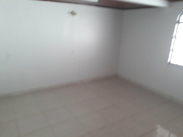 Casa à venda na QNJ. 3 quartos com amplo quintal. Desocupada - Foto 3