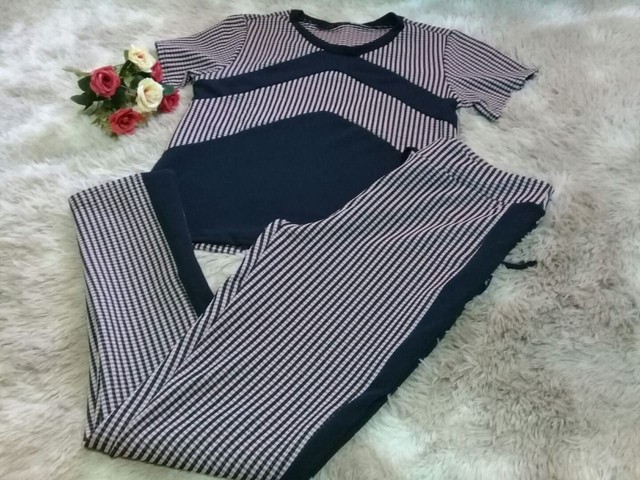 Conjunto feminino calça e blusa.
