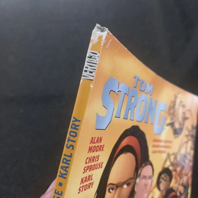  Tom Strong - Volume 3 - Invasão - Panini (2016) - Foto 2
