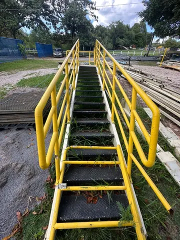 Escada com Plataforma e Guarda Corpo 18 degraus