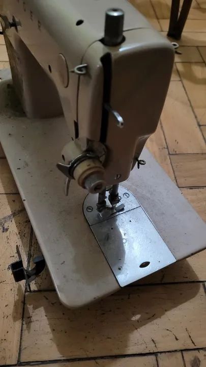 Antiguidade Maquina de costura singer década de 70 - Foto 4