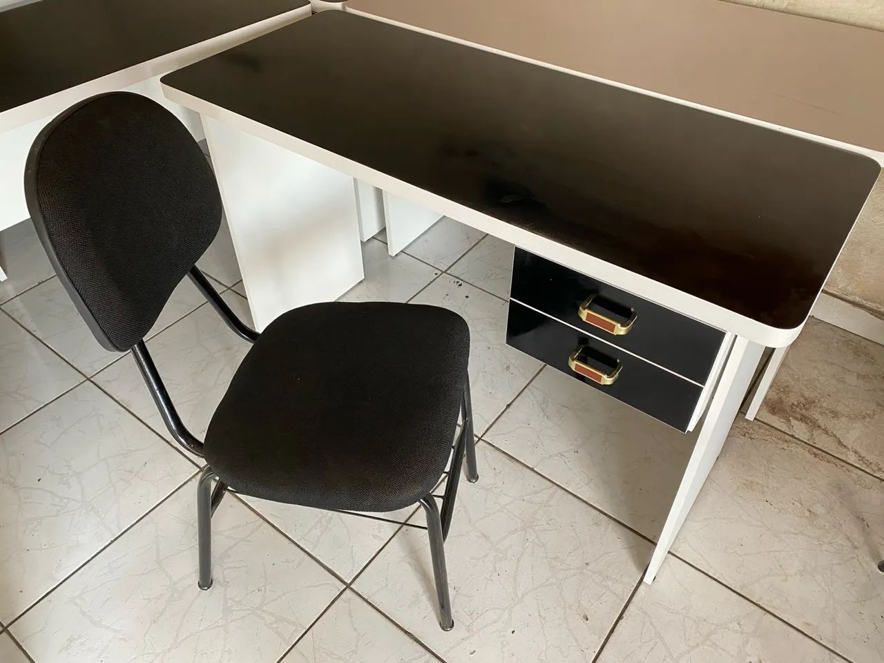 combo mesa com duas gavetas + cadeira fixa - Foto 2
