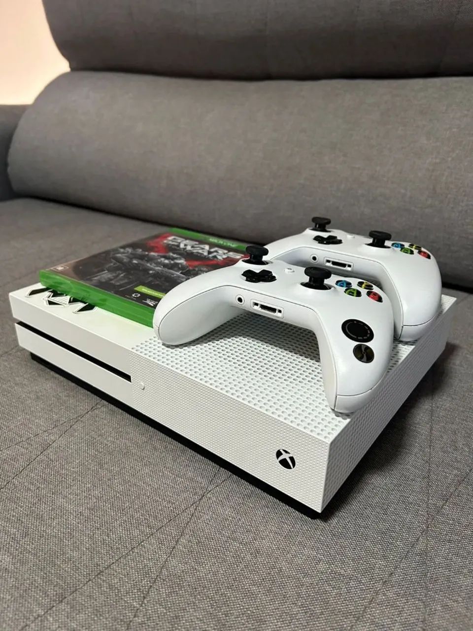 Xbox One S + 2 controles + 1 jogo