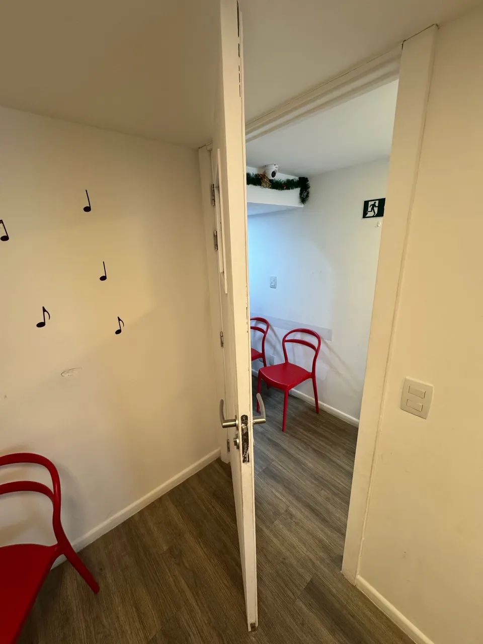 Vendo porta de madeira 90cm pra ambientes que precisam de acústica e silêncio. - Foto 4