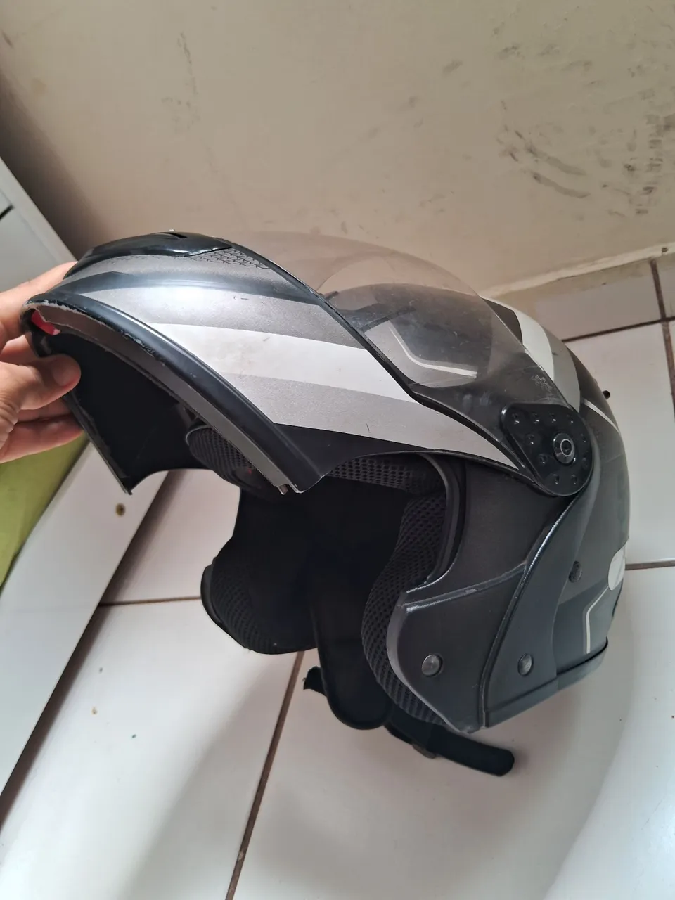 Capacete Mixs etcenter Gladiato Stronger Faster, Articulado Preto e Cinza
