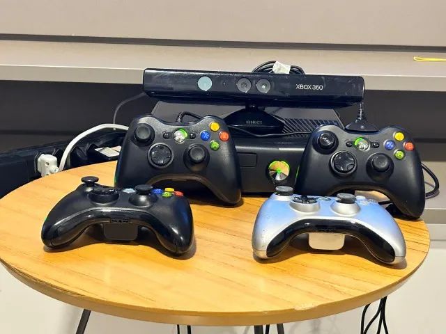 Xbox 360 com 4 manetes, Kinect e 14jogos em DVD e outros na mídia digital
