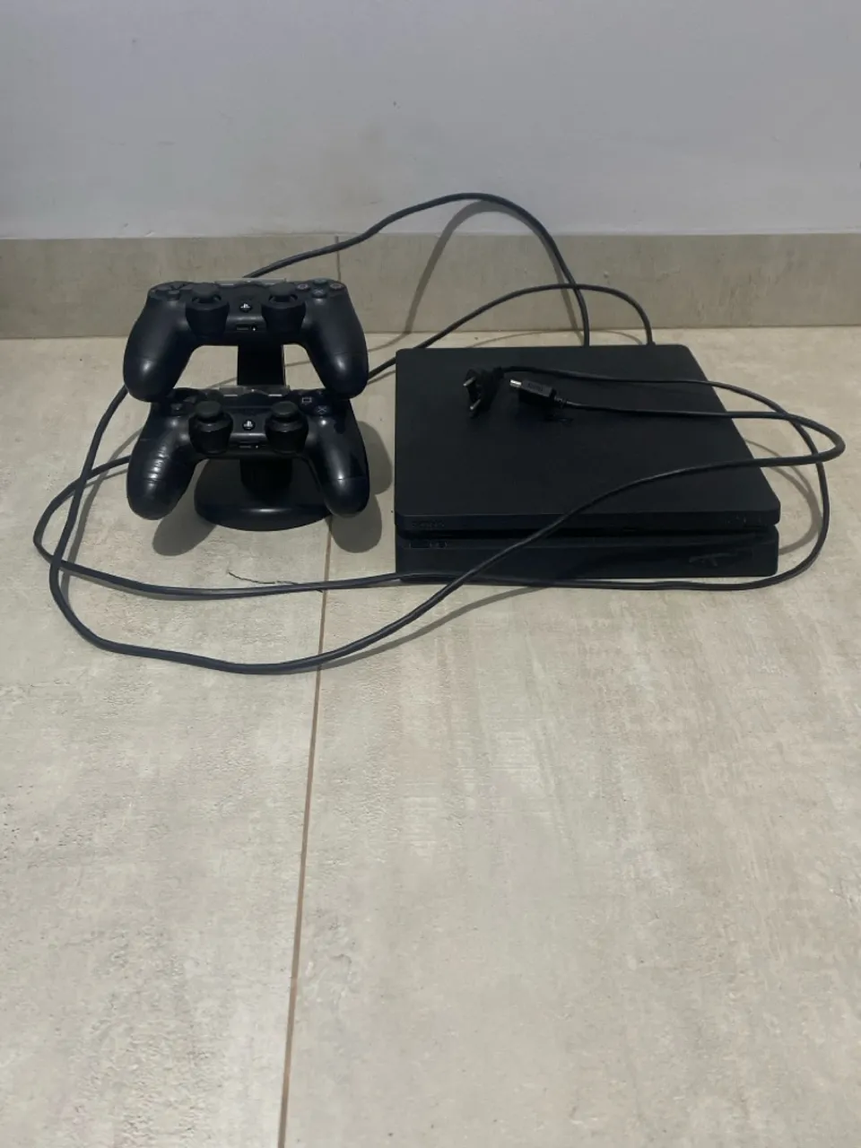 PlayStation 4 com 2 Controles e Base Carregadora