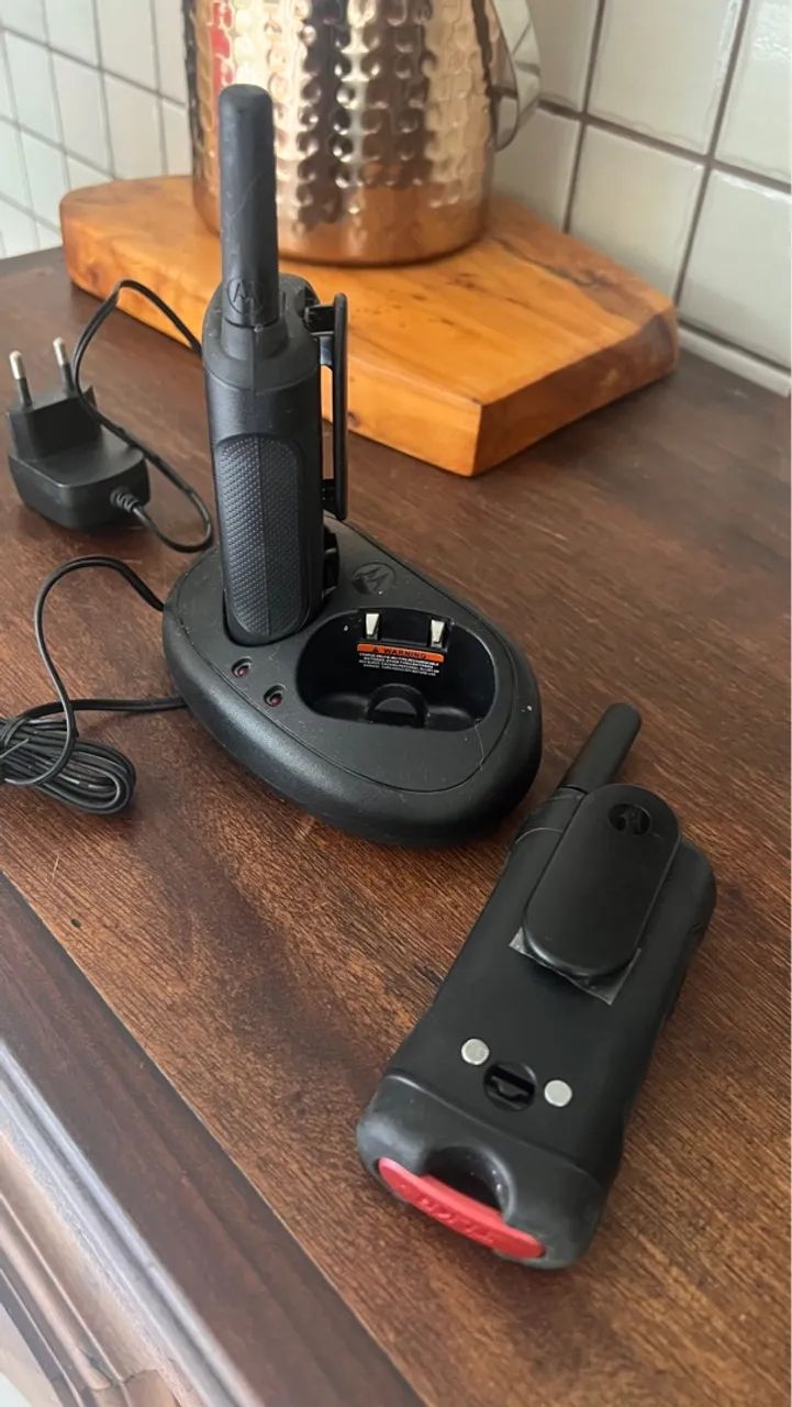 Par de rádios HT Motorola com carregador
