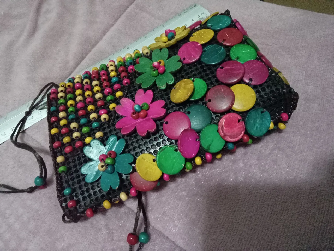 Bolsa Artesanal Colorida com Detalhes em Madeira