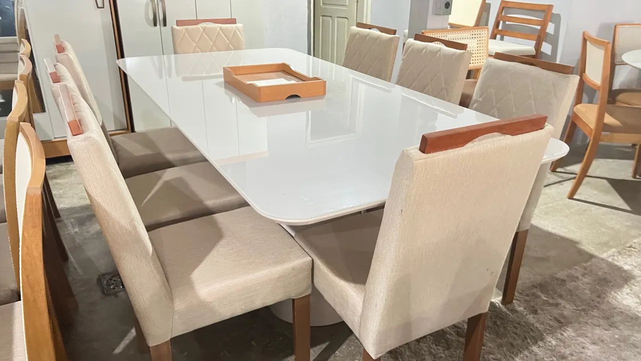 Mesa de Jantar madeira e acabamento laca Cadeiras - Foto 2