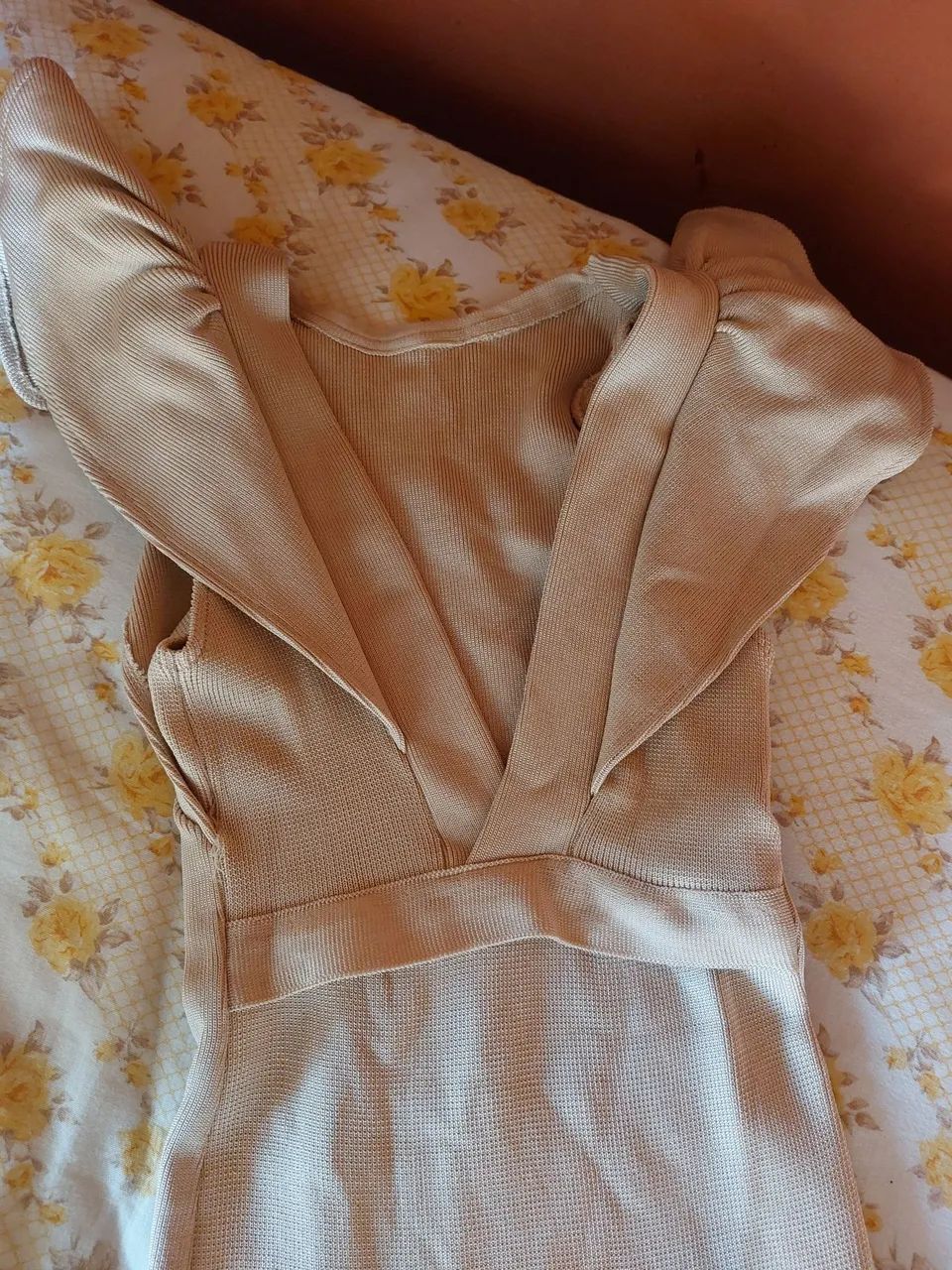Vestido de Malha Bege - decotado - Foto 5