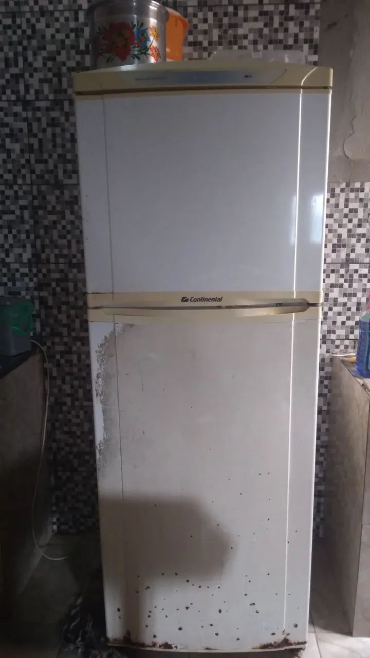 Vende-se uma geladeira 