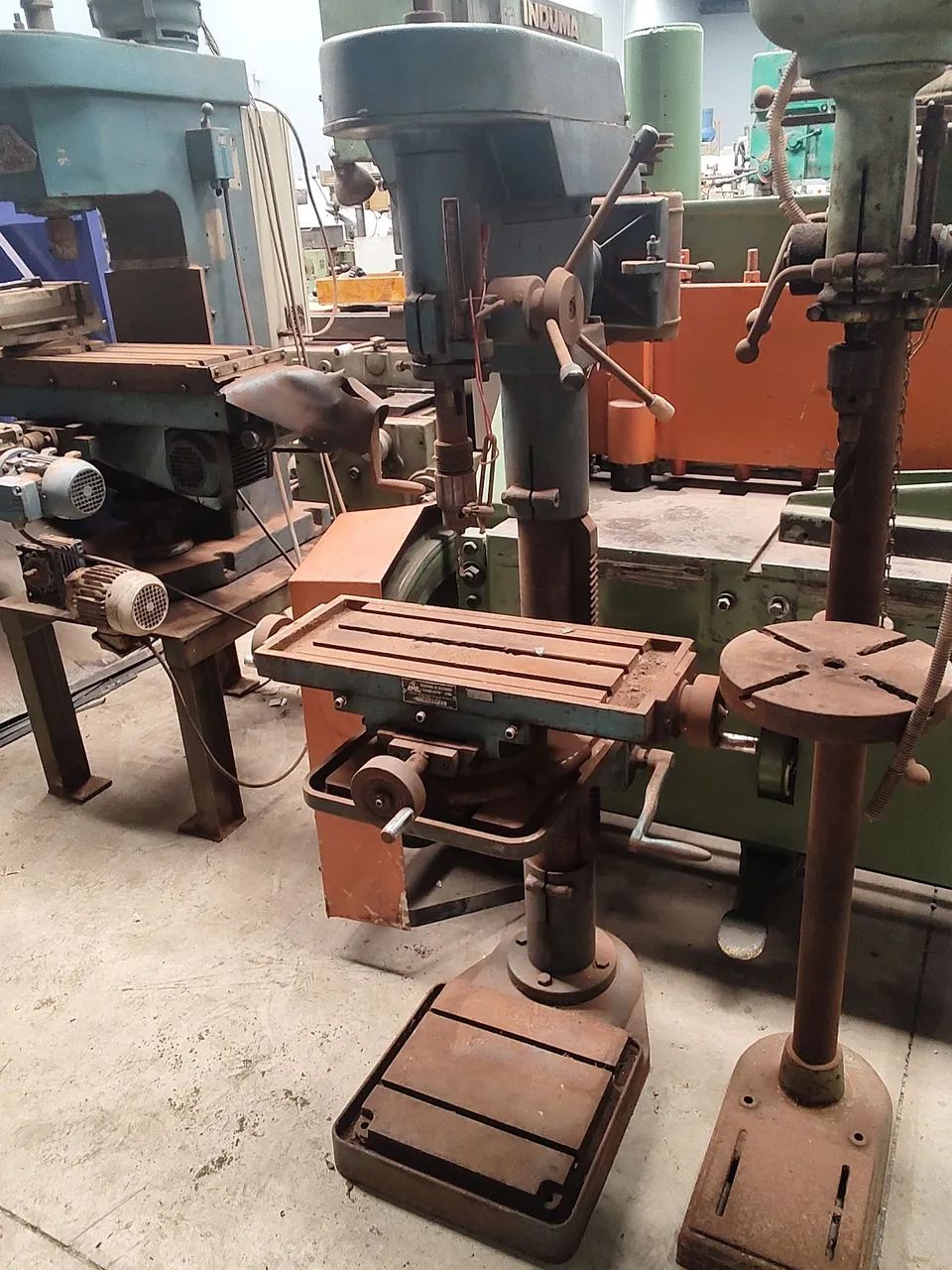 Furadeira de coluna com mesa coordenada 