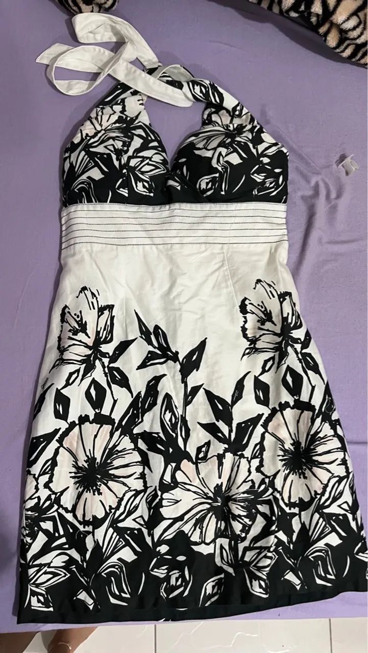 Vestido Floral Branco e Preto - Foto 2