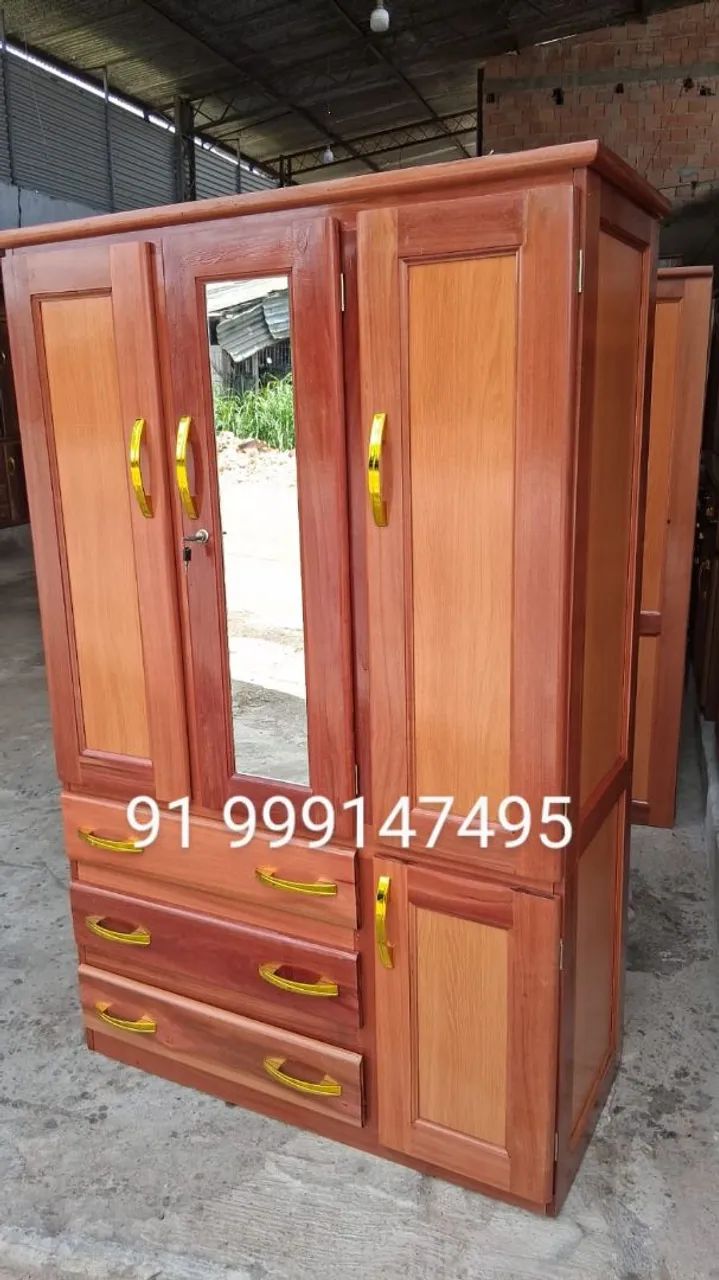 Guarda roupa de 3 portas com espelho inteiro .