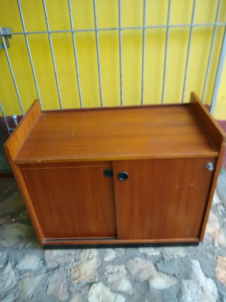 Armário de madeira.