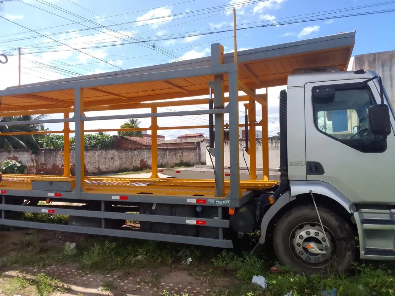 Caminhão Truck Plataforma - 2014 volvo 220