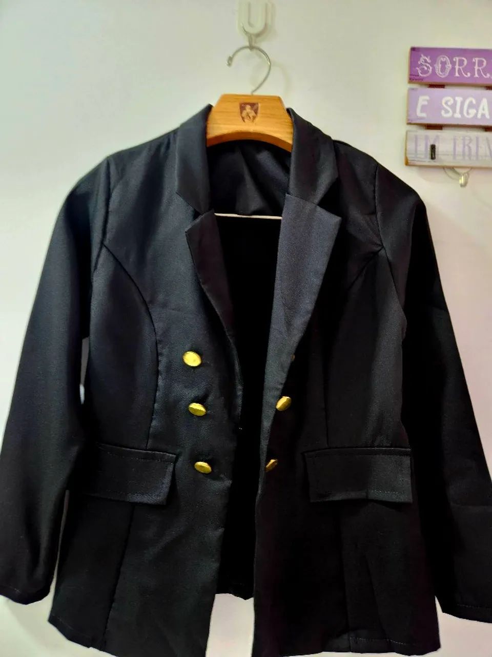 Blazer preto com botões dourados - Foto 2