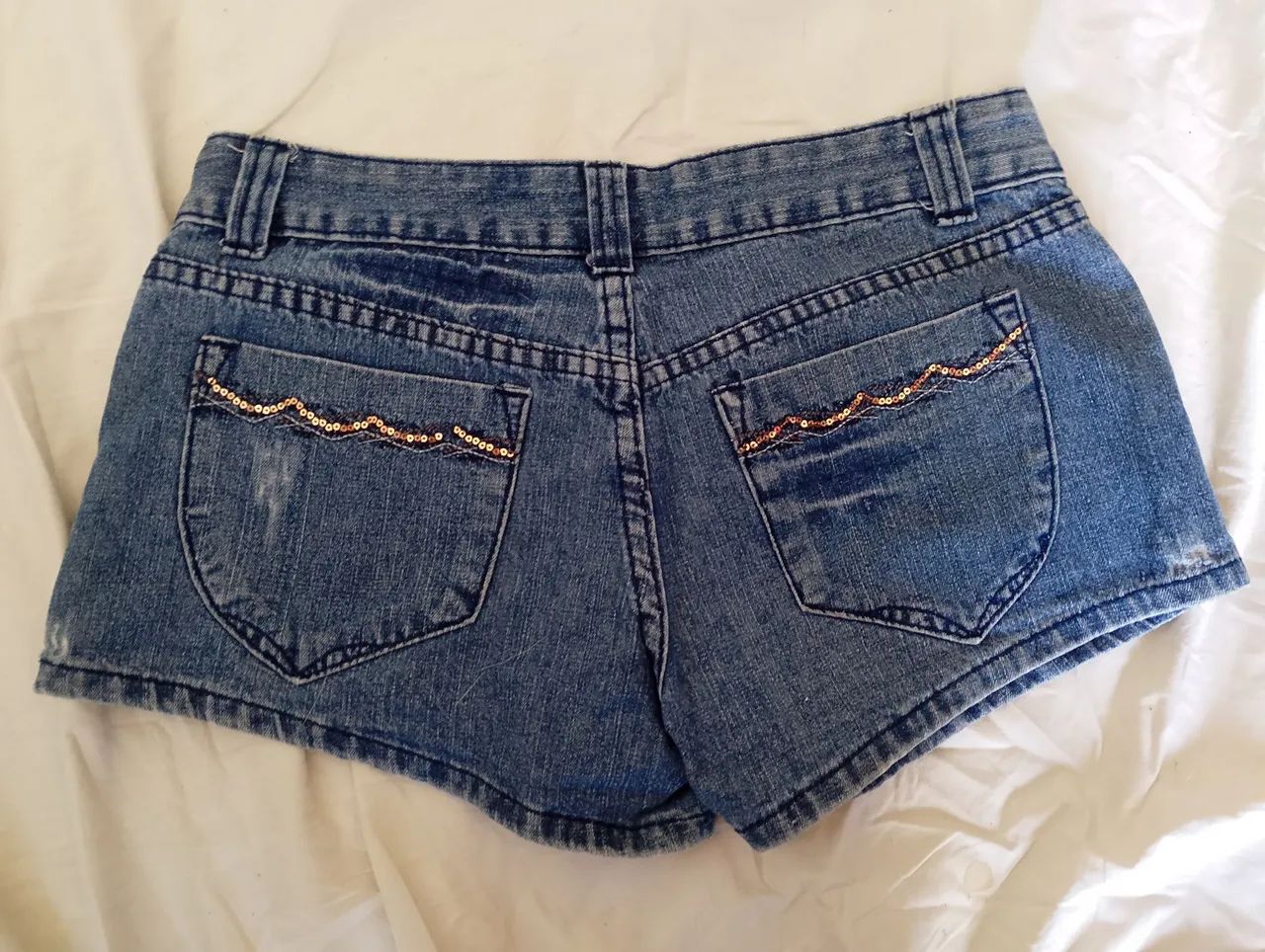 Short jeans com detalhes em paetê - Foto 2