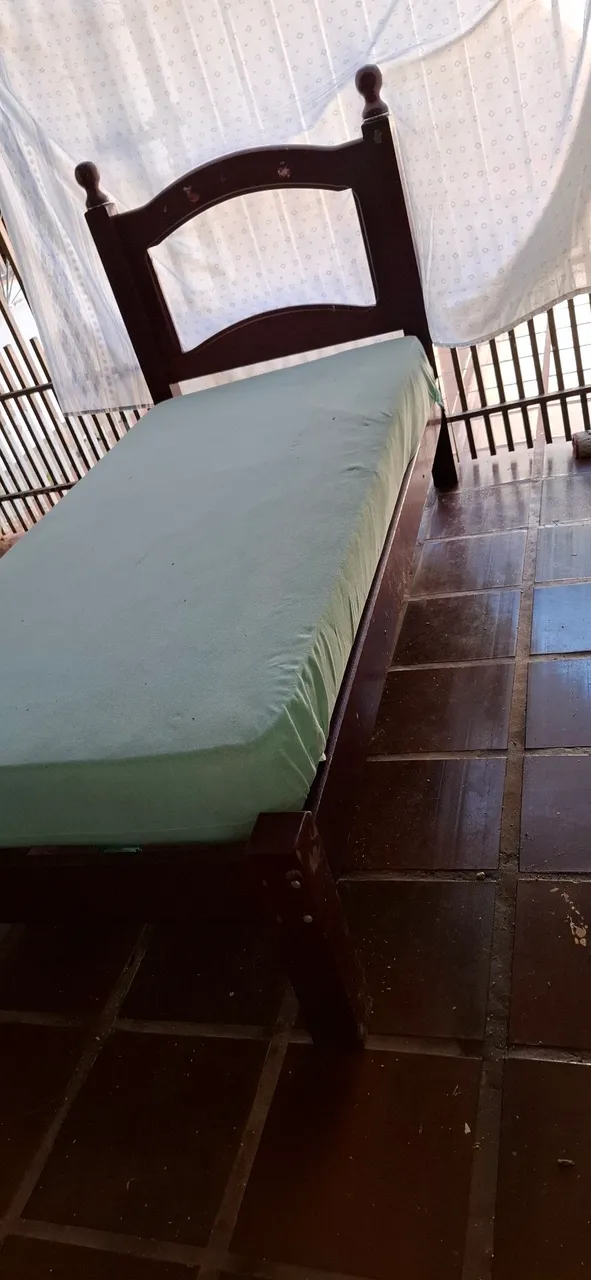Cama de solteiro de madeira