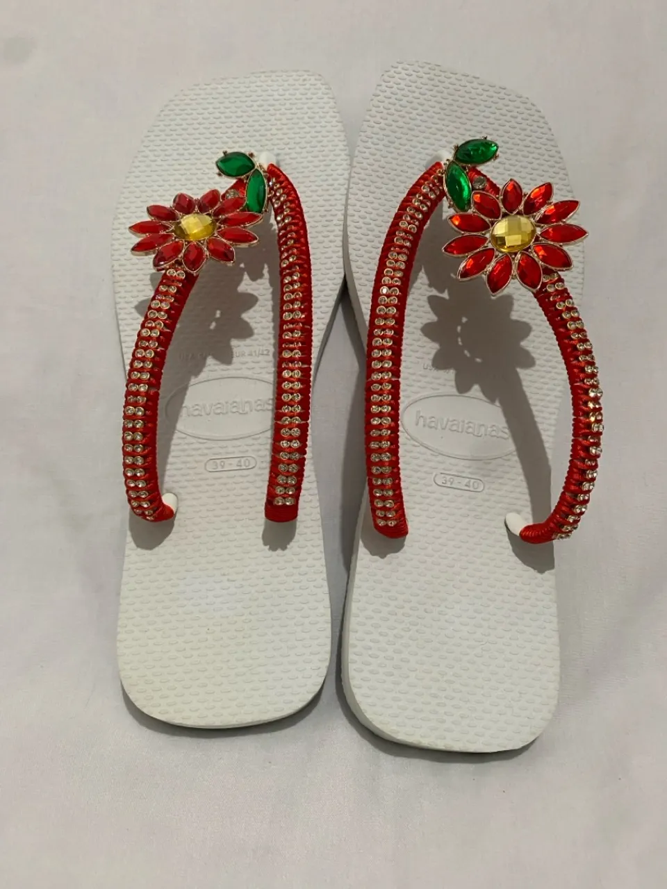 Chinelo customizado branco com flores vermelhas