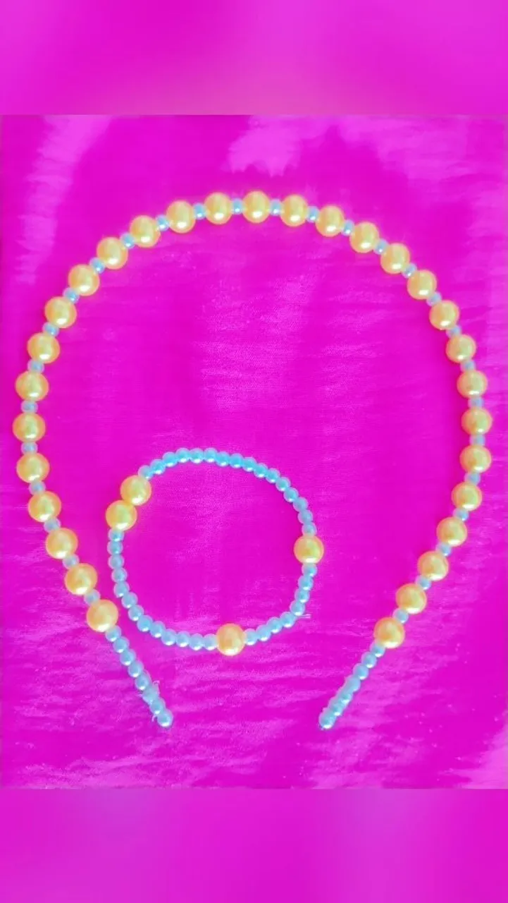 Conjunto de colar e pulseira pérolas azul e amarelo