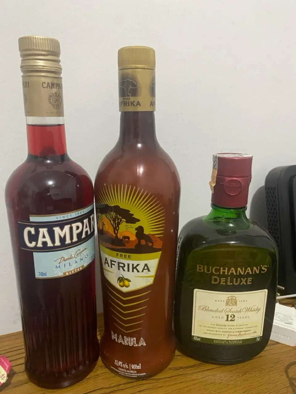 Kit de Bebidas Finas: Campari, Afrika Marula e Buchanan's