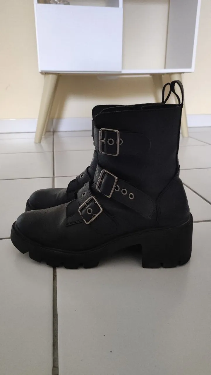 Botas pretas com fivelas