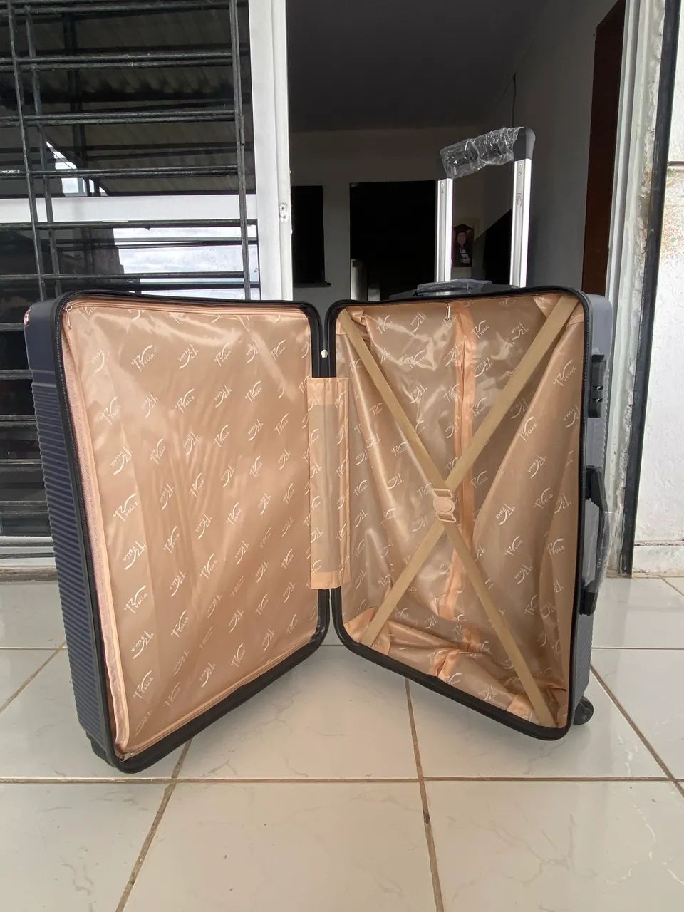 Mala de Viagem 23Kg cor prata Nova  - Foto 4