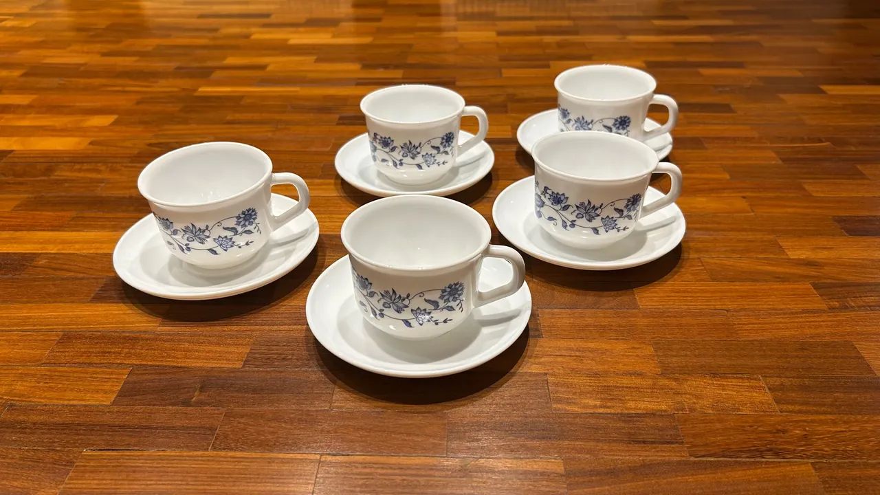 Conjunto vintage de 5 xícaras de chá com pires, fabricadas pela Arcopal/França