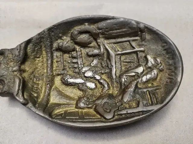 Antiga Colher Decorativa Em Bronze. Peça Assinada Holanda. - Foto 4