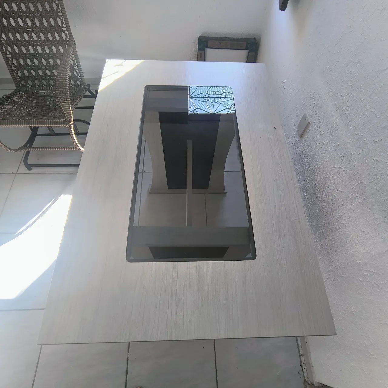MESA DE MADEIRA COM VIDRO NO MEIO 