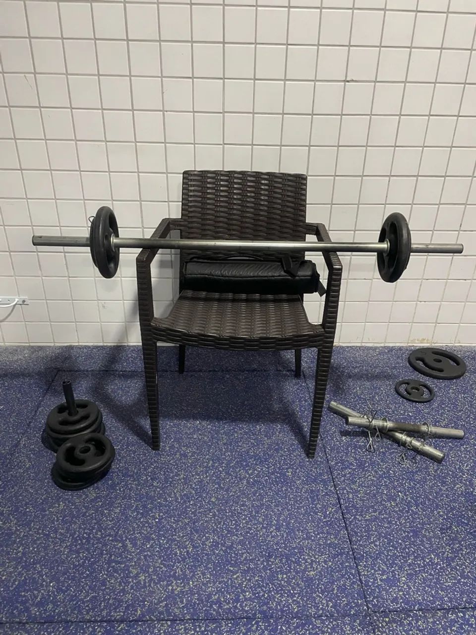 Halteres, Barra e Anilhas para Treino em Casa