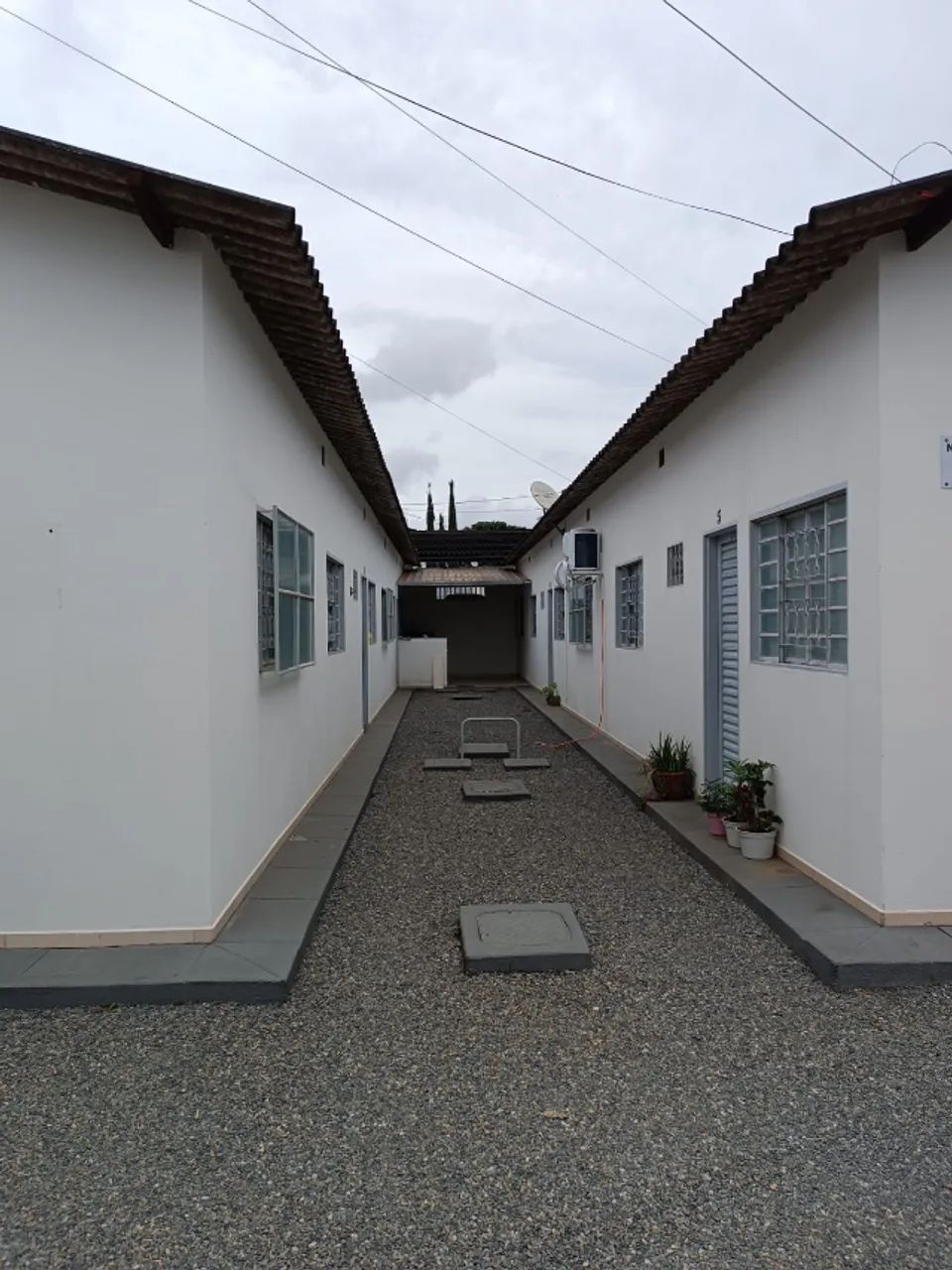 ALUGUEL DE KITNET EM LUZIANIA - AOS FUNDOS DO QUARTEL DA PM