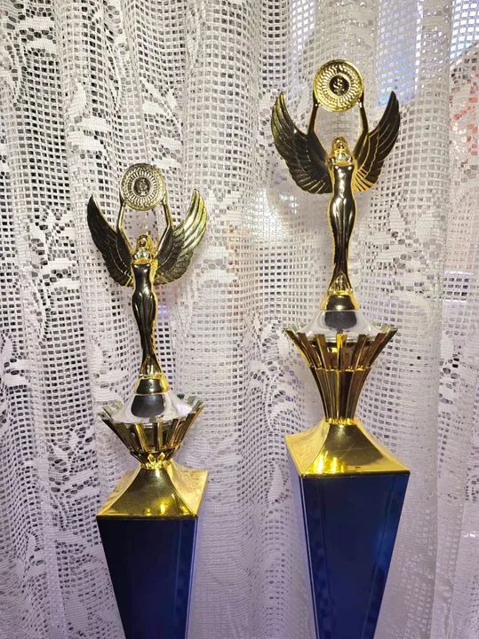 2 Troféus de Metal Dourado Grande com Detalhes em Azul