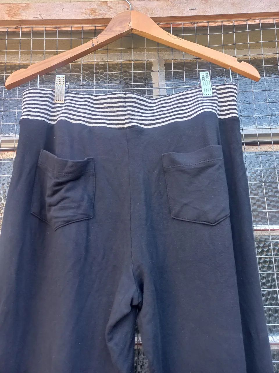 Calça de Moletom Preta com Detalhe em Branco - Foto 4