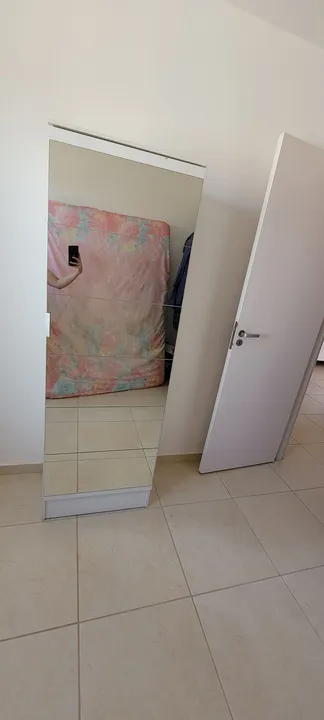 Sapateira com espelho.