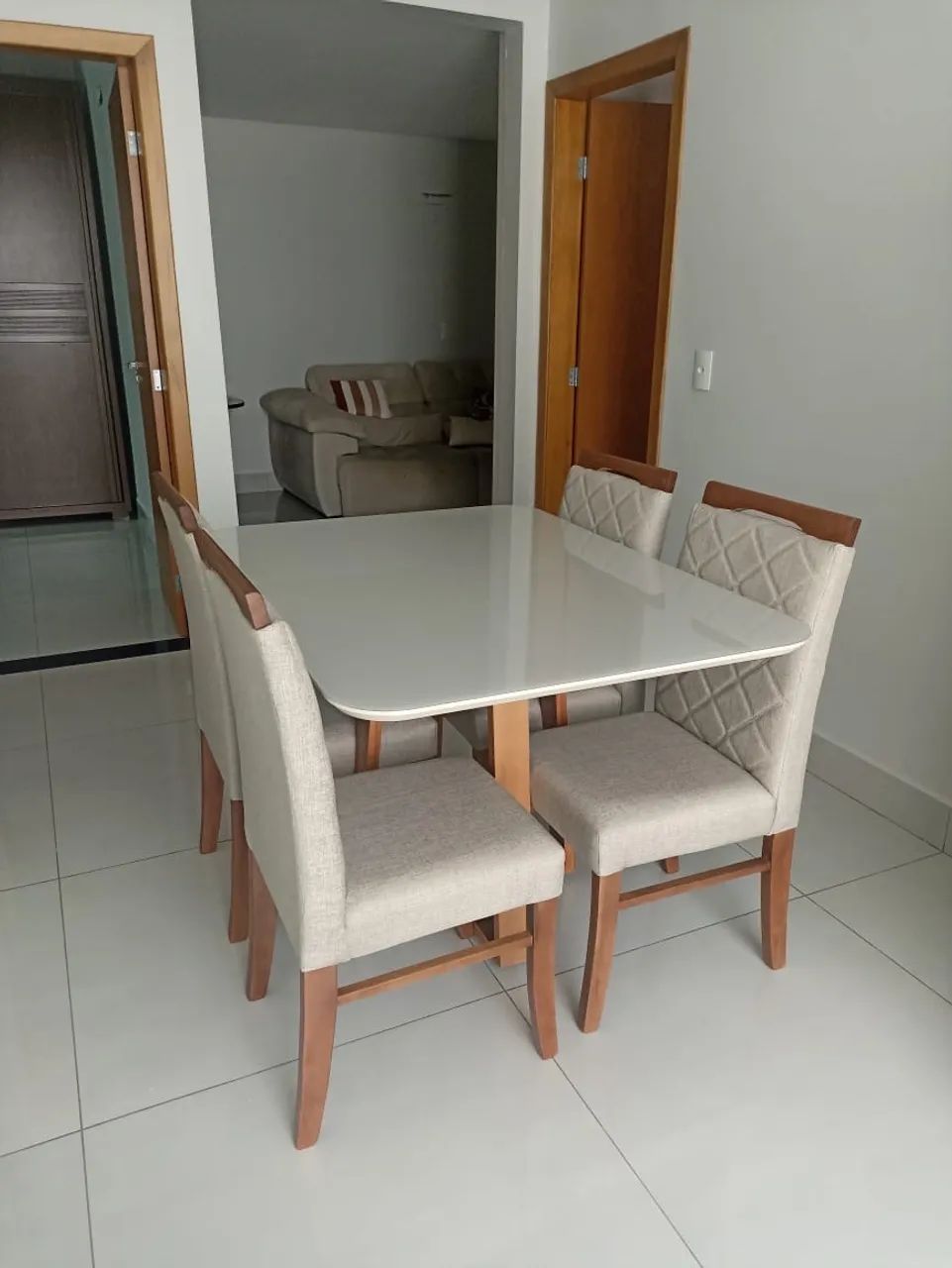 Linda mesa de jantar de madeira 