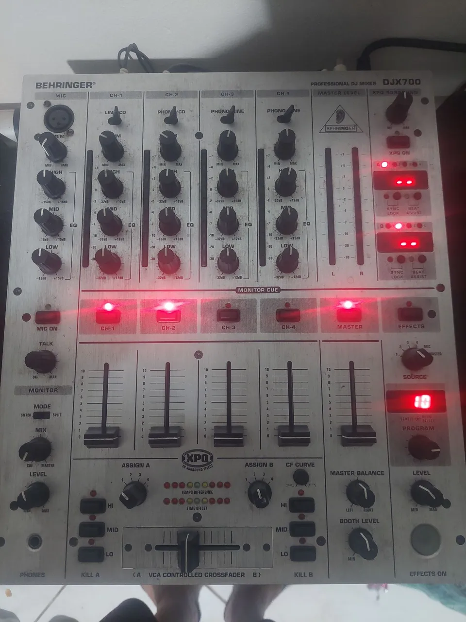 Mesa de Som Behringer DJX700 - Equipamento para DJ