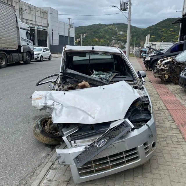 Ford Fiesta Sedan - veículo para sucata, completo ar e direção. - Foto 7