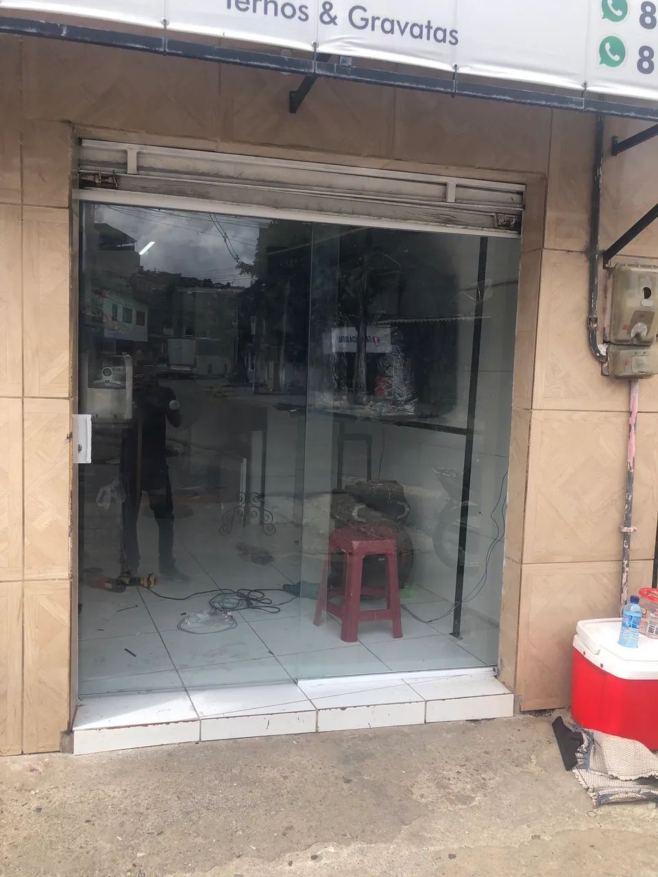 Portas e vitrines para comércios.