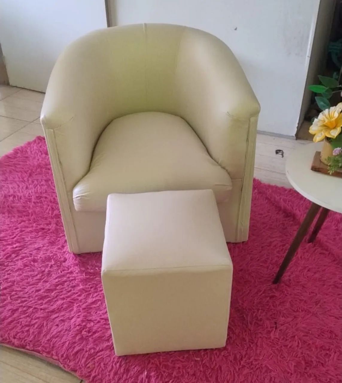 Poltrona e Puff Decorativos em Veludo Preto - Foto 4